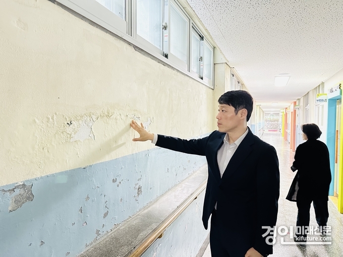 인천시의회 이용창 교육위원장이 원도심 학교를 방문해 둘러보고 있다. <사진=인천시의회>
