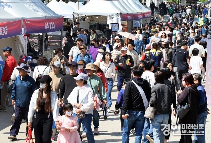 관광객들이 제37회 여주도자기축제를 둘러보고 있다. <사진=여주시>
