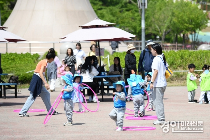 지난 7일 상동호수공원에서 열린 부천아이페스타에서 아이들이 즐겁게 놀고 있다. <사진=부천시>