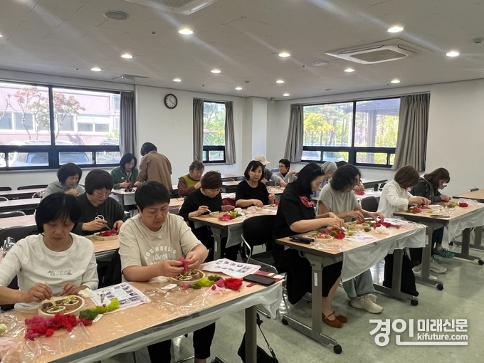안산시가 사할린동포 2세 대상 카네이션 만들기 특강을 개최하고 있다. <사진=안산시>