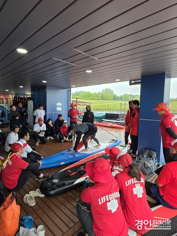 여주도시공사가 패들보드 인명구조요원 교육을 실시하고 있다. <사진=여주도시공사>