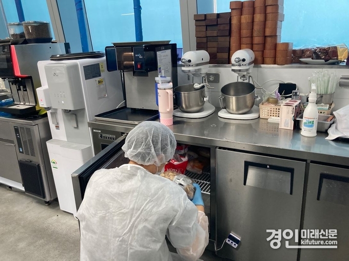 인천 연수구 관계자가 배달음식점 위생 점검을 실시하고 있다. <사진=연수구>