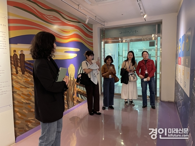 인천 남동구 외국인 주민 SNS 기자단이 청년미디어타워 현장을 견학하고 있다. <사진=남동구>