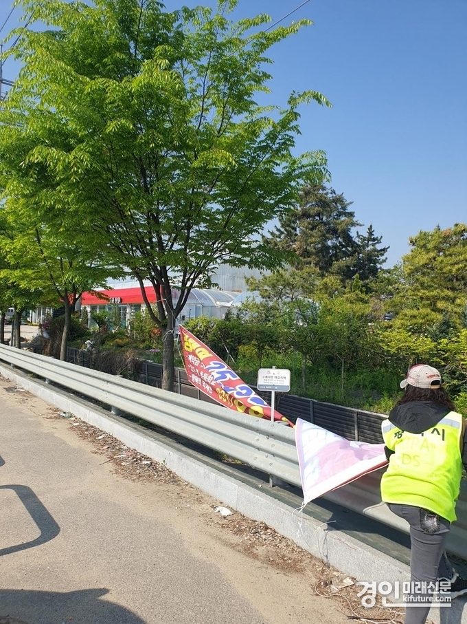 평택시 관계자가 상업용 불법 현수막을 단속하고 있다. <사진=평택시>