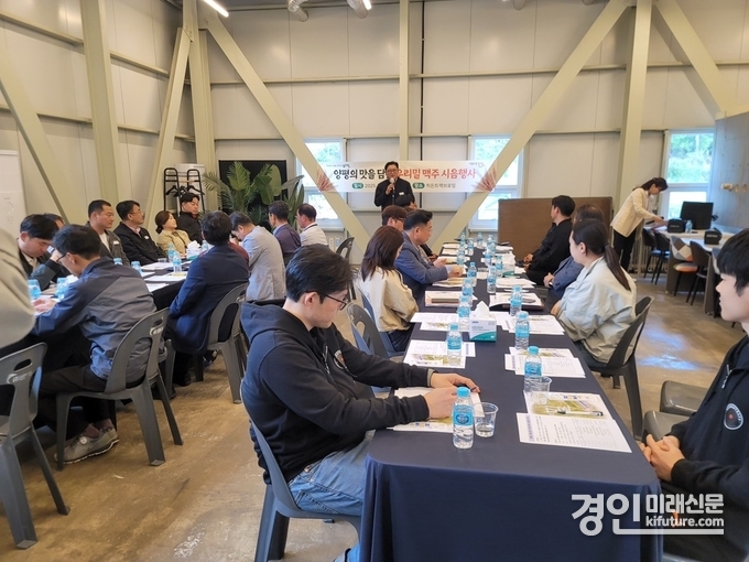 양평군농업기술농업기술센터가 우리밀 맥주 시음 행사를 진행하고 있다. <사진=양평군>