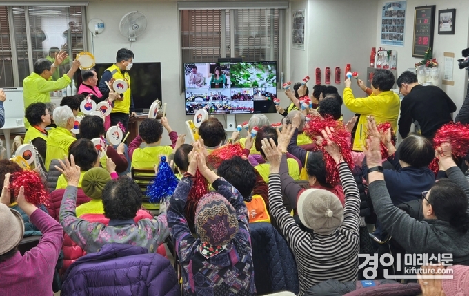어른신들이 경로당에서 즐서운 시간을 보내고 있다. <사진=광명시>