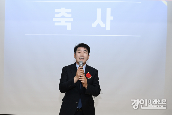 배정수 화성시의회 의장이 어버이날 기념식에서 축사를 하고 있다. <사진=화성시의회>