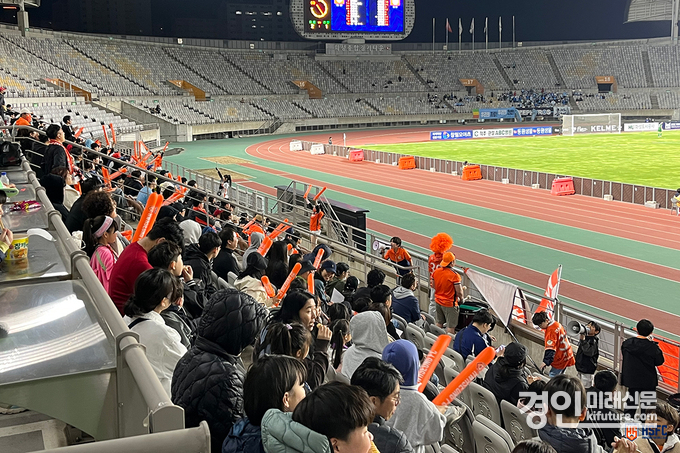 지난 4일 화성FC 어린이 응원반 ‘뀨~울 크루’가 천안시티FC와 경기를 응원하고 있다. <사진=화성FC>