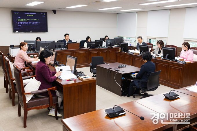 안산시의회 의회운영위원회가 지난 9일 제296회 임시회 폐회중 회의를 열고 김태훈 안산문화재단 대표이사 임명후보자에 대한 인사청문을 실시하고 있다. <사진=안산시의회>