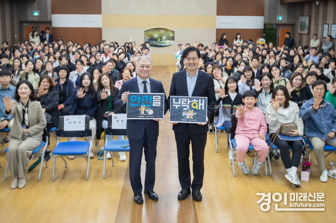 인천 서구가 권일용 프로파일러(왼쪽)를 초청해 ‘명사 초청 서구아카데미’를 개최하고 기념촬영을 하고 있다. <사진=서구>