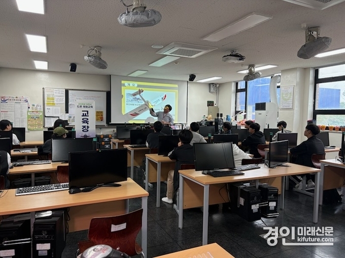 이천시가 육군정보학교와 드론 체험 교육을 실시하고 있다. <사진=이천시>