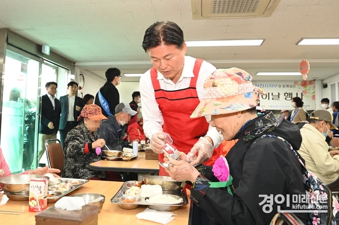 조용익 부천시장이 원미노인복지관에서 열린 어버이날 행사 무료급식 배식에 참여하고 있다. <사진=부천시>