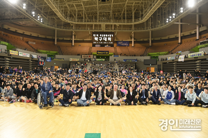 ‘제7회 화성특례시장기 탁구대회’에 관계자들이 기념촬영을 하고 있다. <사진=화성시의회>