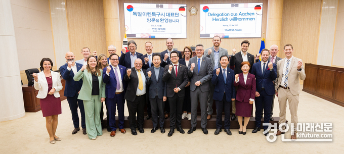 안산시의회 박태순 의장과 현옥순 의회운영부위원장, 송바우나 의원이 12일 의회를 찾은 독일 아헨특구시 대표단과 본회의장에서 기념 촬영을 하고 있다. <사진=안산시의회>