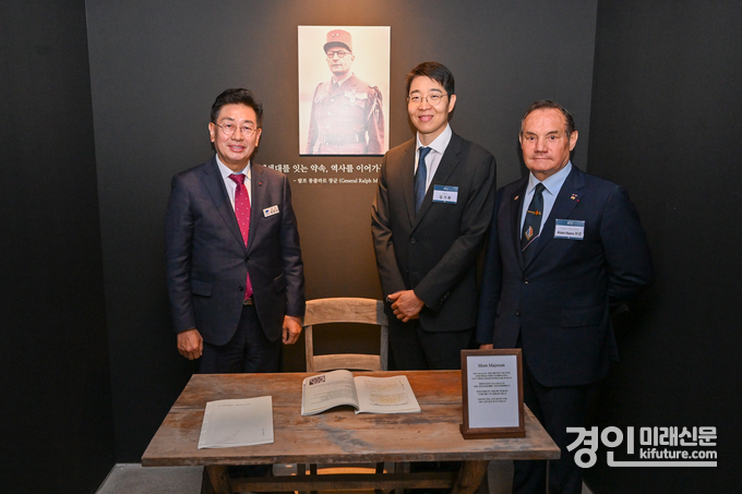 전진선 양평군수(왼쪽)가 내빈들과 지평양조장 내부 몽클라르 장군 집무실에서 기념촬영을 하고 있다. <사진=양평군>