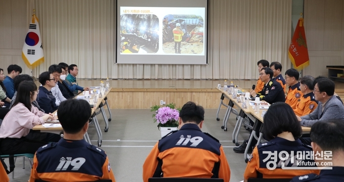 광명소방서가 12일 긴급구조 대응 강평회를 개최하고 있다. <사진=광명소방서>
