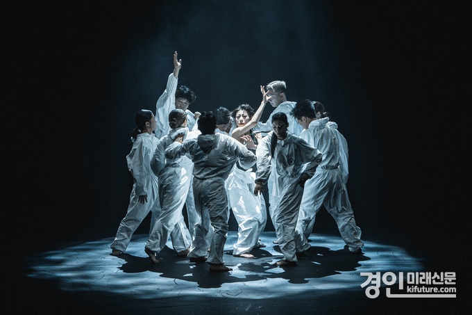 수원문화재단이 스토리텔링형 '문' 공연을 선보이고 있다. <사진=수원문화재단> 