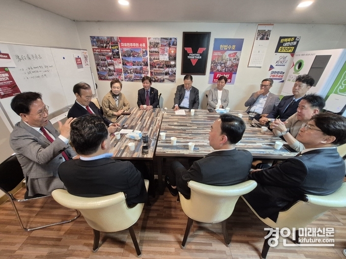 투게더포럼이 박계동 전 국회의원을 자문위원장으로 추대한 가운데 제21대 대통령선거 방향 등에 대해 논의를 하고 있다. <사진=민경호 기자>