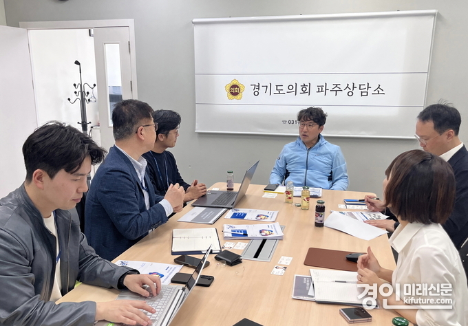 조성환 경기도의원이 블록체인 기반 특화 의정시스템 구축 필요성에 대해 논의하고 있다. <사진=경기도의회>