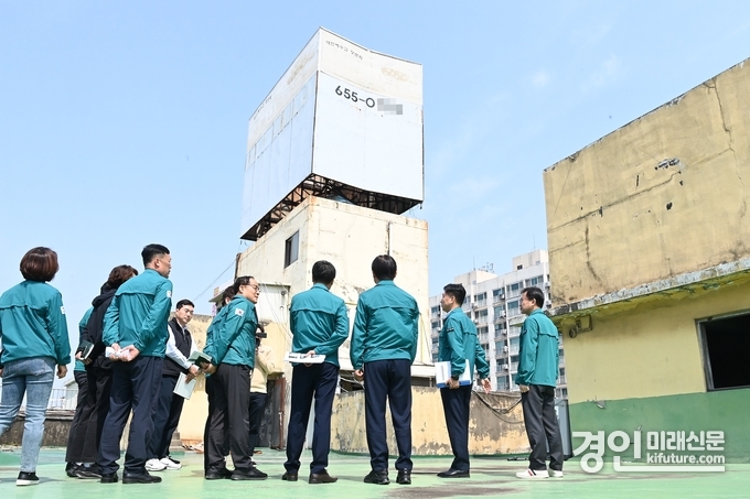 조용익 부천시장이 관계 공무원들과 함께 긴급 안전조치가 필요한 민간시설의 안전상황을 점검하고 있다. <사진=부천시>