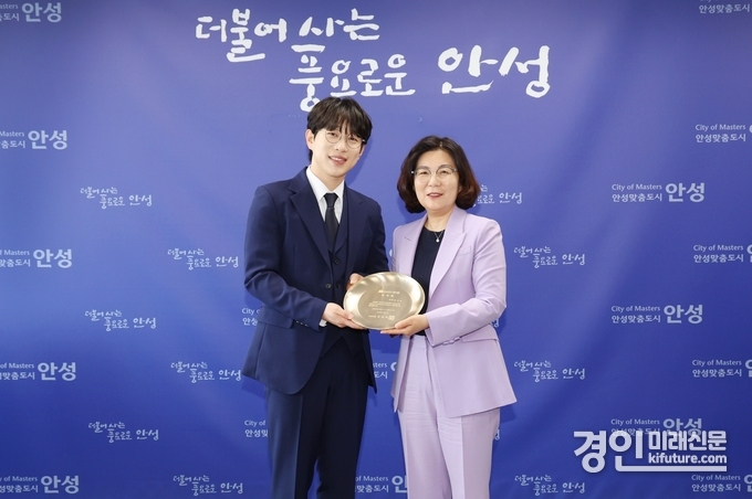 김보라 안성시장(오른쪽)이 미스터트롯2 진 가수 안성훈 씨를 홍보대사로 위촉하고 기념촬영을 하고 있다. <사진=안성시>