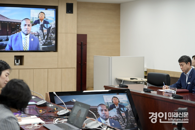 신상진 성남시장이 지난 14일 오전(한국시간) 미국 노스캐롤라이나주 하이포인트(High Point)의 시릴 제퍼슨(Cyril Jefferson) 시장과 화상회의를 하고 있다. <사진=성남시>