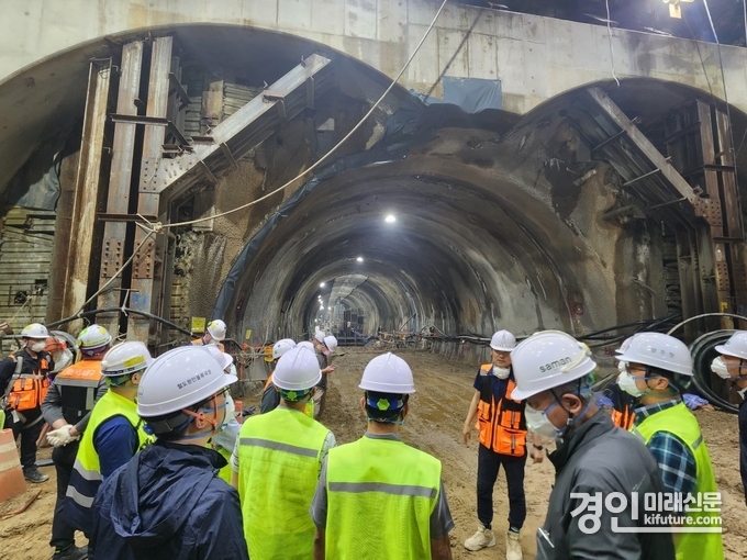 경기도 관계자들이 도봉산~옥정 광역철도 2공구 103정거장 터널에 대해 전문가 자문과 설계 및 시공상의 안정성을 점검하고 있다. <사진=경기도>