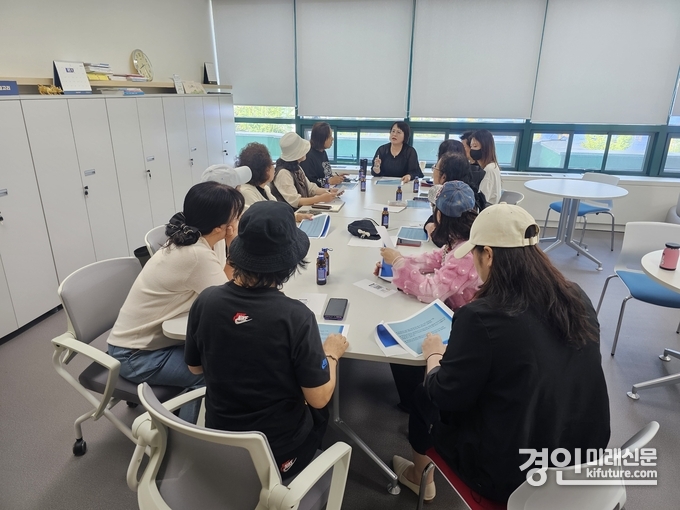 시흥도시공사가 시니어 대상 ‘디지털 개인정보 보호 교육’을 실시하고 있다. <사진=시흥도시공사>