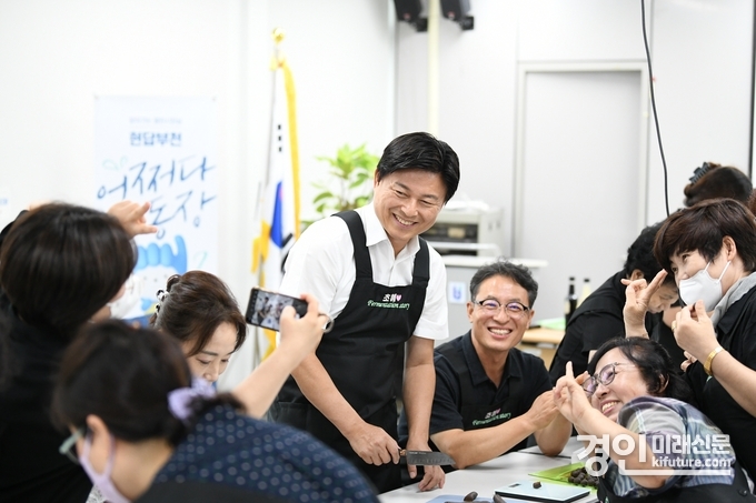 조용익 부천시장(가운데)이 ‘열린시장실 운영’을 통해 시민들과 대화를 나누고 있다. <사진=부천시>