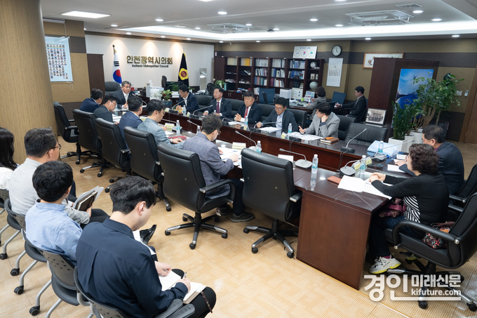 인천광역시의회가 미추2구역 관련 정책 소통 간담회를 진행하고 있다. <사진=인천시의회>