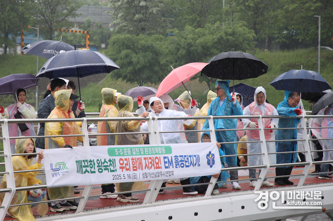 남양주가 생활개선회 주도로 왕숙천에 EM 흙공 던지기 행사를 진행하고 있다. <사진=남양주시>