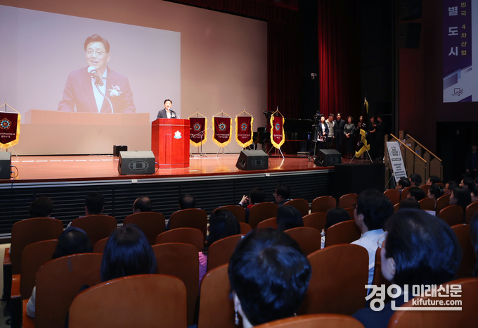 성남시의회 안광림 부의장이 지난 16일 성남시청 온누리실에서 열린 성남시학원연합회 학원 교육인의 날 행사에서 인사말을 하고 있다. <사진=성남시의회>