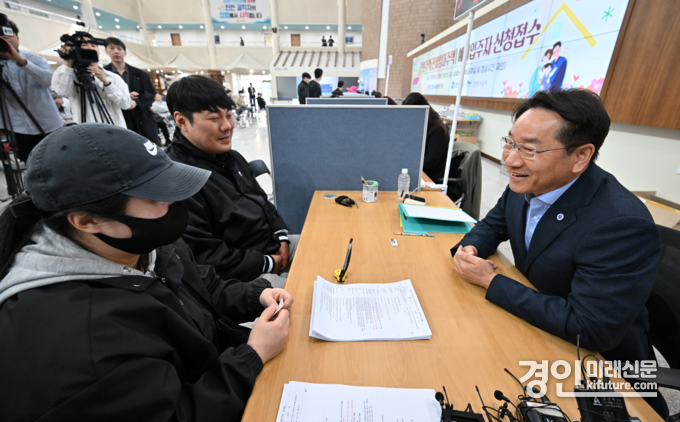 유정복 인천광역시장이 지난 12일 시청 중앙홀에서 열린 '천원주택(전세임대주택)' 예비입주자 신청 접수를 받고 있다. <사진=인천시>