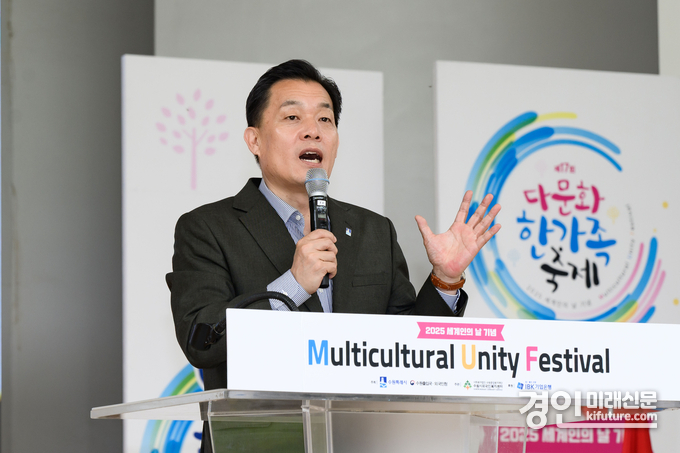 이재준 수원시장이 ‘제17회 다문화 한가족 축제’에서 인사말을 하고 있다. <사진=수원시>