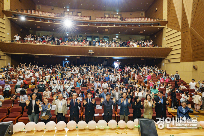 ‘제13회 화성특례시 꿈나무 축제’ 관계자들이 기념촬영을 하고 있다. <사진=화성시의회>