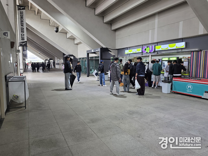 시민들이 탄천종합운동장 내 매점을 이용하고 있다. <사진=성남시>