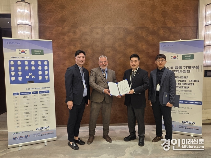 2. ㈜한성하나론 허욱 대표가 지난 13일(현지시간) 사우디아라비아 리야드 수출상담회에서 바이어와 MOU 계약을 체결한 가운데 기념 촬영을 하고 있다. <사진=화성시>