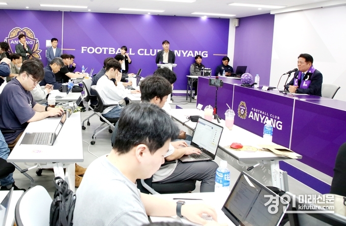 최대호 FC안양 구단주가 K리그1 심판 판정에 유감을 표명하는 기자회견을 진행하고 있다. <사진=안양시>