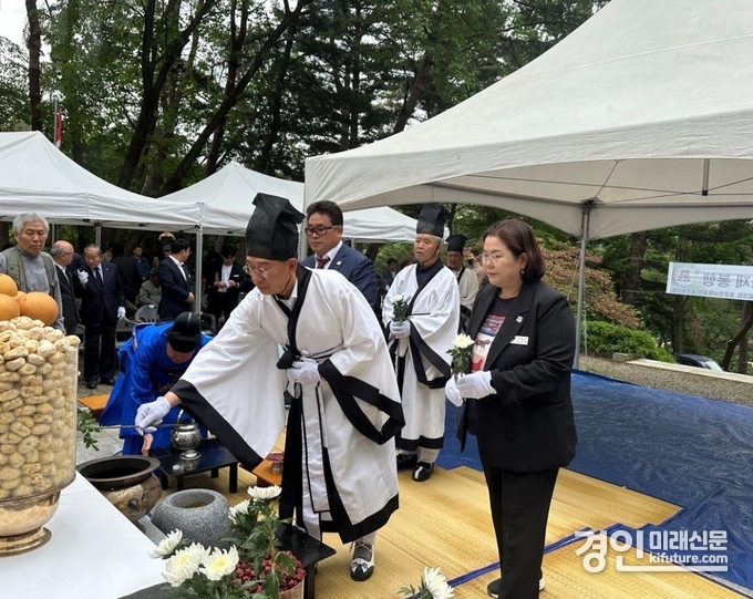 전진선 양평군수가 제16회 용문산전투참전 전몰장병 추모 위령제에서 헌화를 하고 있다. <사진=양평군> 