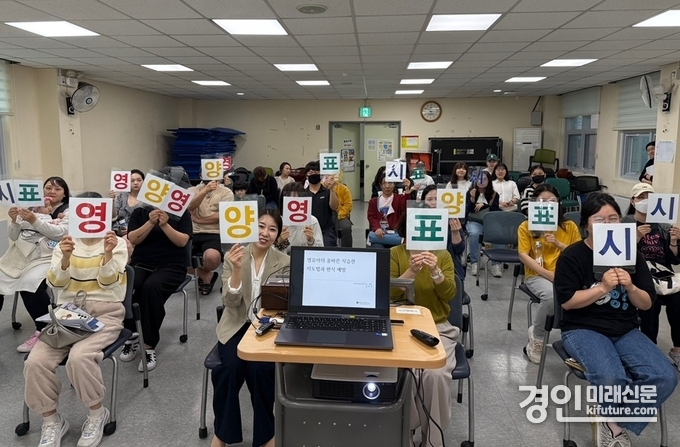 인천 서구가 ‘편식전문가와 함께하는 FOOD코치’ 영양 특강을 진행하고 기념촬영을 하고 있다. <사진= 서구>