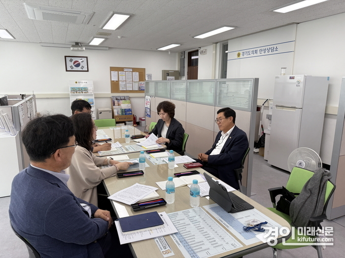 박명수 경기도의원이 지난 21일 안성상담소에서 수자원본부로부터 '평택호 유역 상⋅하류 상생협력 추진사항'에 대해 보고를 받고 있다. <사진=경기도의회>