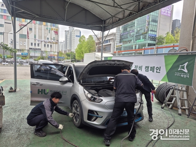 화성도시공사 관계자들이 ‘자체 정비 캠페인’을 통해 업무용 차량을 정비하고 있다. <사진=화성도시공사>