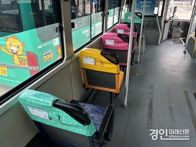 고객만족도 조사를 위해 화성도시공사가 운영하는 화성 희망버스 좌석 뒤에 스티커를 부착했다. <사진=화성도시공사>