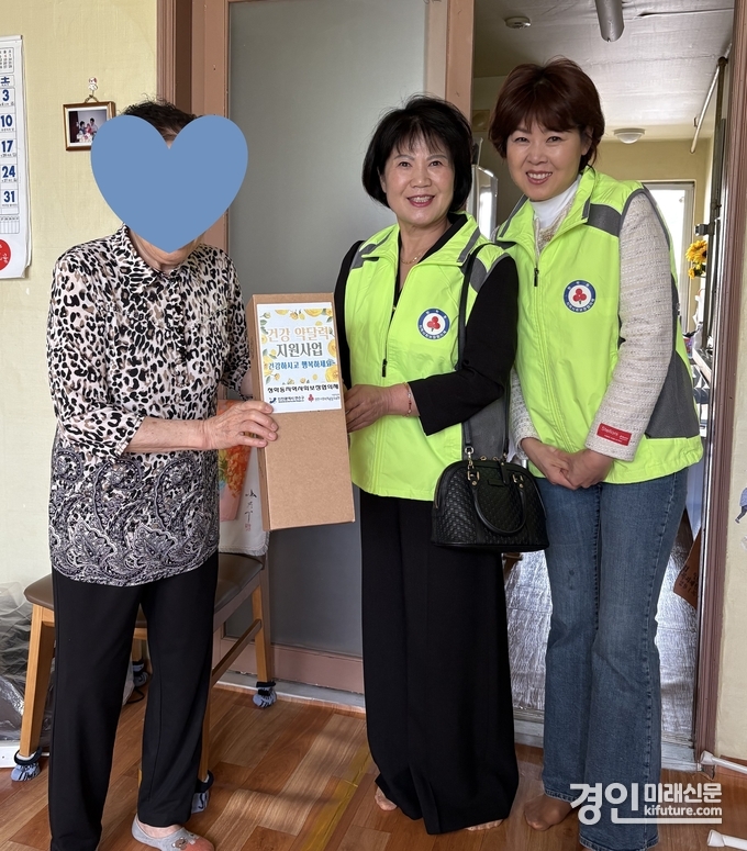 인천 연수구 청학동 지역사회보장협의체 관계자들이 만성질환 어르신에 건강 약 달력을 전달하고 있다. <사진=연수구>