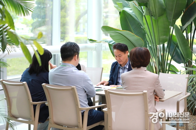 김원규 수원시 특이민원대응전문관(사진 오른쪽에서 두 번째)이 수원시 공직자와 상담하고 있다. <사진=수원시>