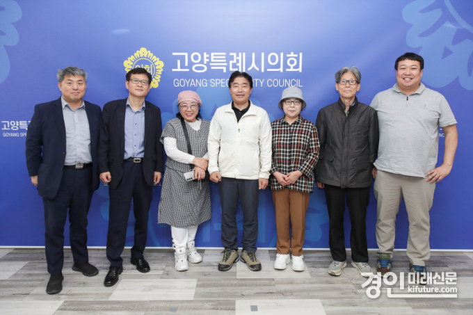 김운남 고양시의회 의장이 시니어 기자단과 면담을 갖고 기념촬영을 하고 있다. <사진=고양시의회>