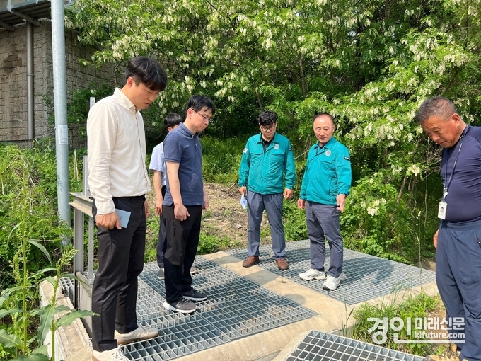 시흥시 관계자들이 침수 위험지역을 점검하고 있다. <사진=시흥시>