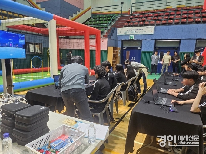 수원시가 드론 조종 체험 프로그램을 운영하고 있다. <사진=수원시>