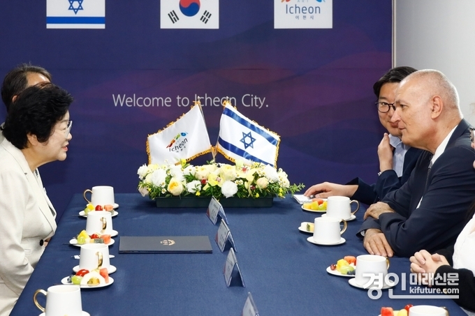 기경희 이천시장(왼쪽)이 주한 이스라엘 대사관과 선진 기술 국제화 협력 방안에 대해 논의하고 있다. <사진=이천시>