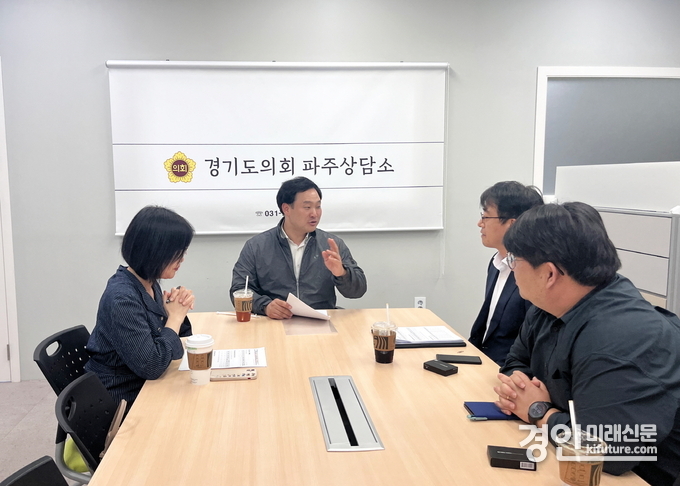 고준호 경기도의원이 관계자들과 학교 담장 밖 공유재산 관리에 대해 논의를 하고 있다. <사진=경기도의회>